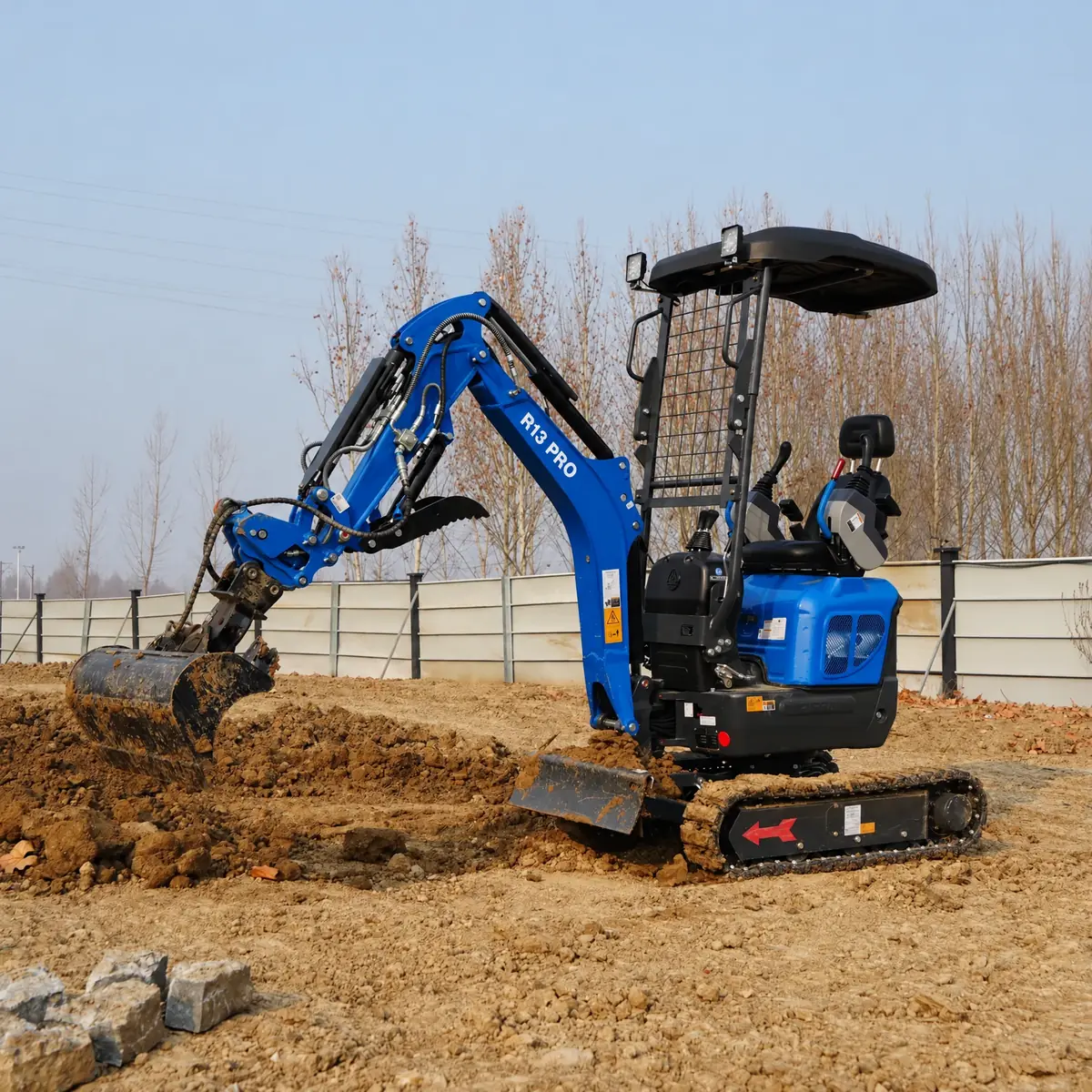 Miniexcavadora blava R13 PRO de les fotografies aportades per RMAQ, sense persones